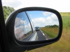 Uw automonteur en verkoper in bedrijfskleding